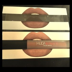 Authentic Huda in Flirt